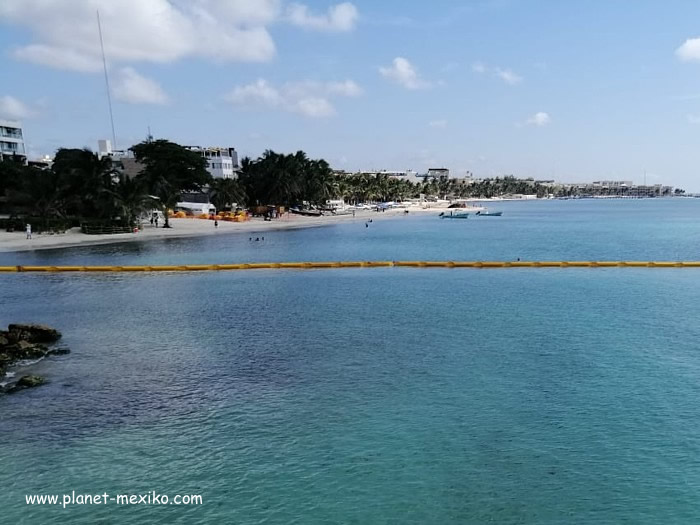 Algen-Sperre in der Karibik bei Playa del Carmen