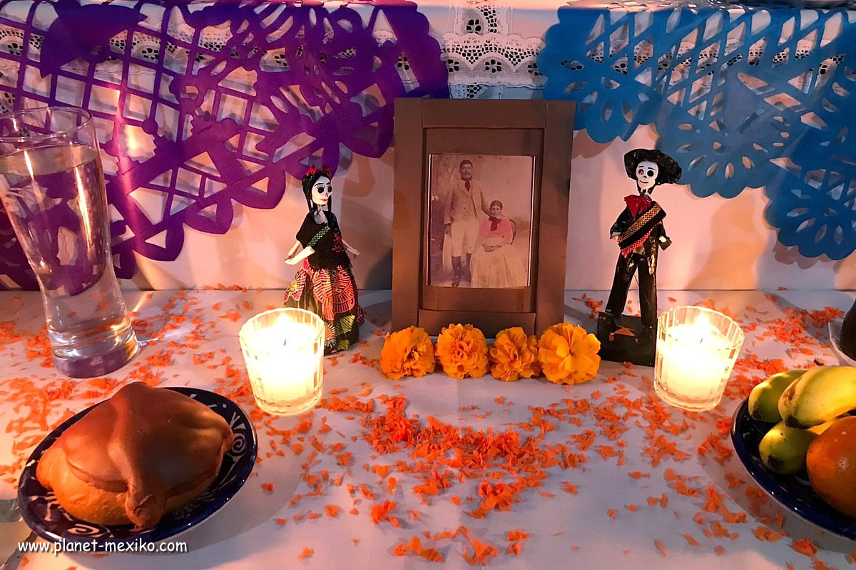 Altar für den Feiertag am Tag der Toten in Mexiko