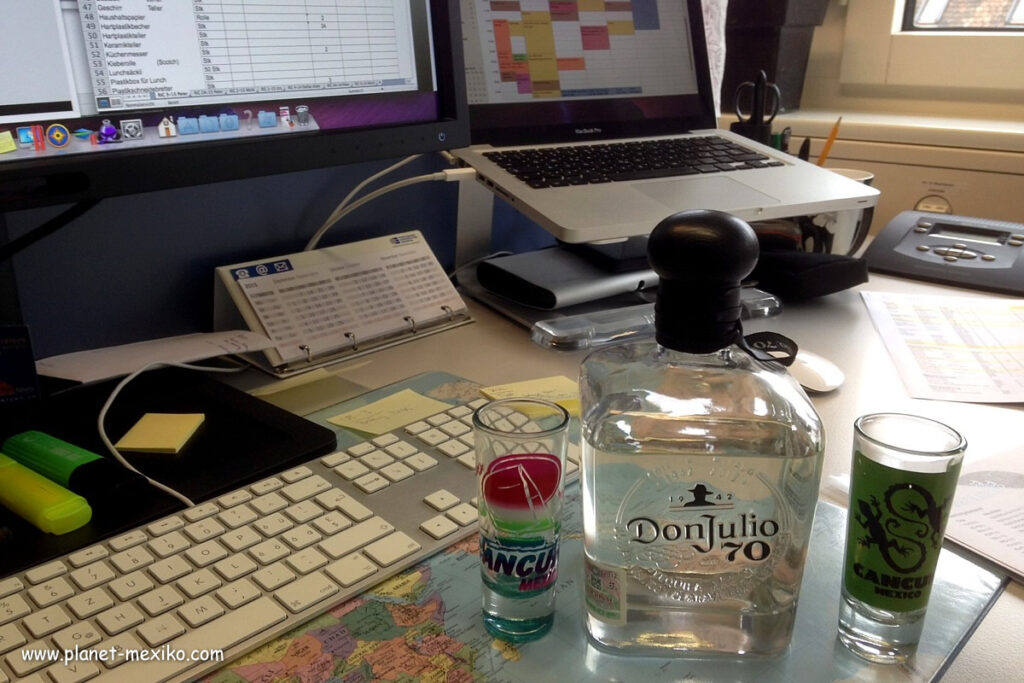 Arbeiten und Tequila trinken