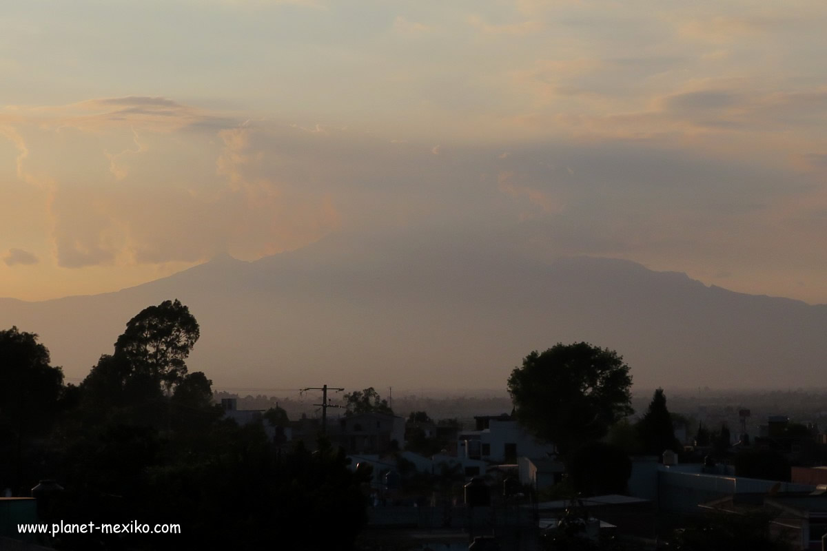 Ausbruch Vulkan Popocatépetl mit Asche bei Puebla