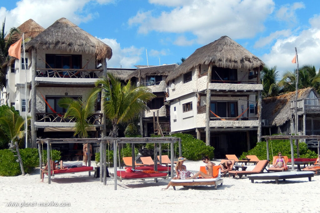 Backpacker am karibischen Strand in Mexiko