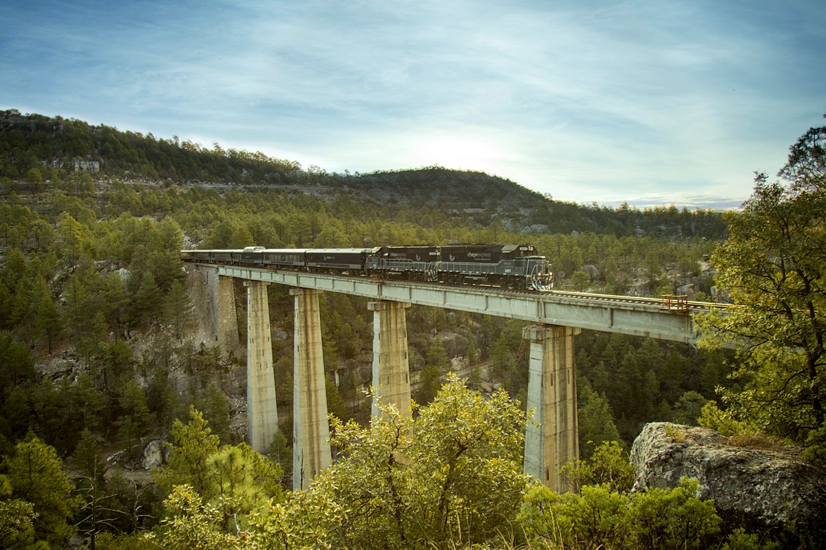 Bahnreise durch die Kupferschlucht in Mexiko