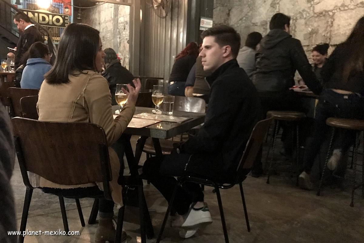 Daten und Flirten um die grosse Liebe in einer Bar