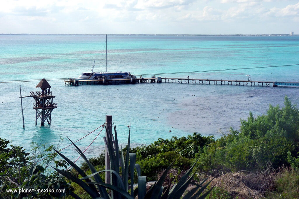 Boot an der Küste der Isla Mujeres