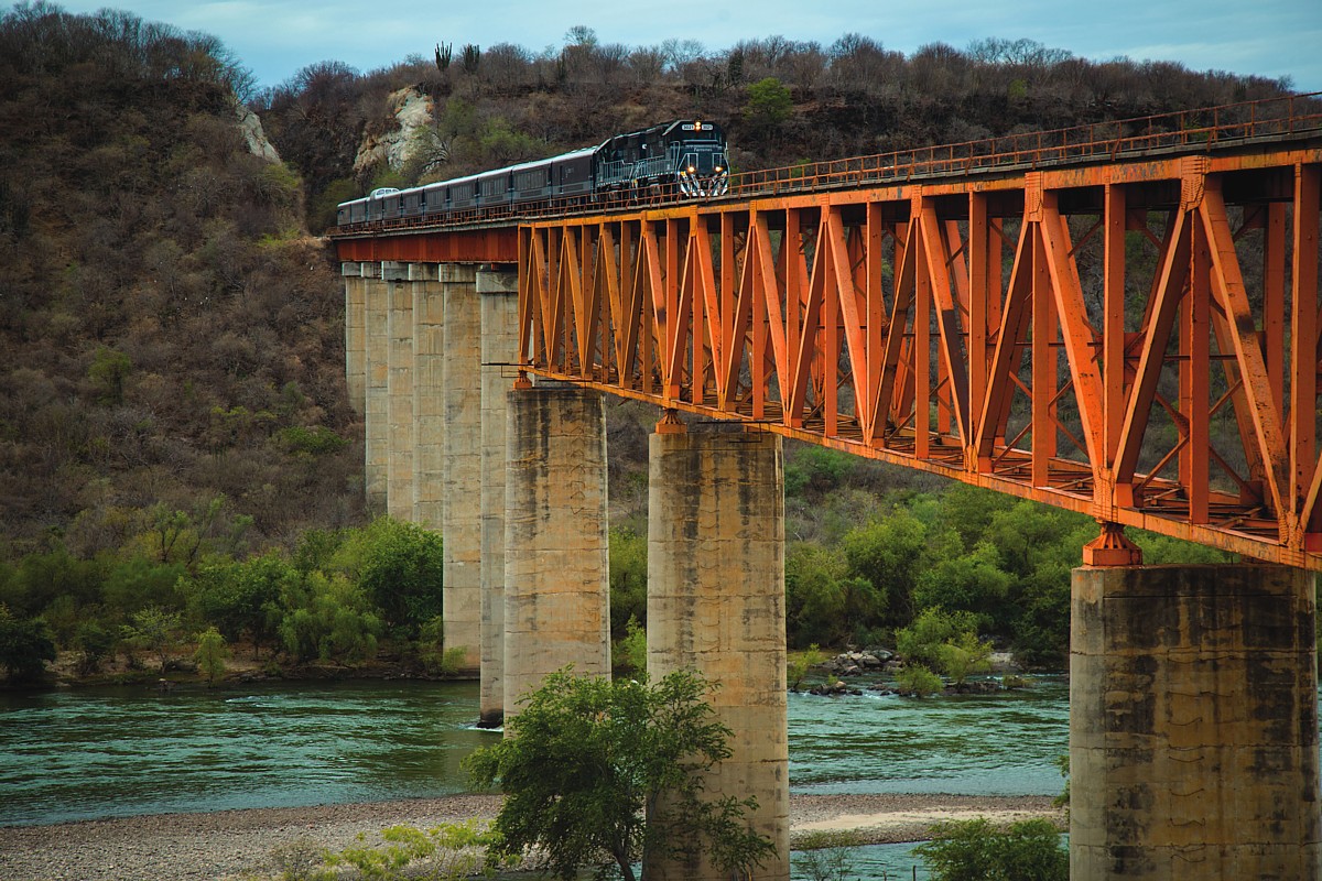 Zug auf Brücke im Kupfer Canyon