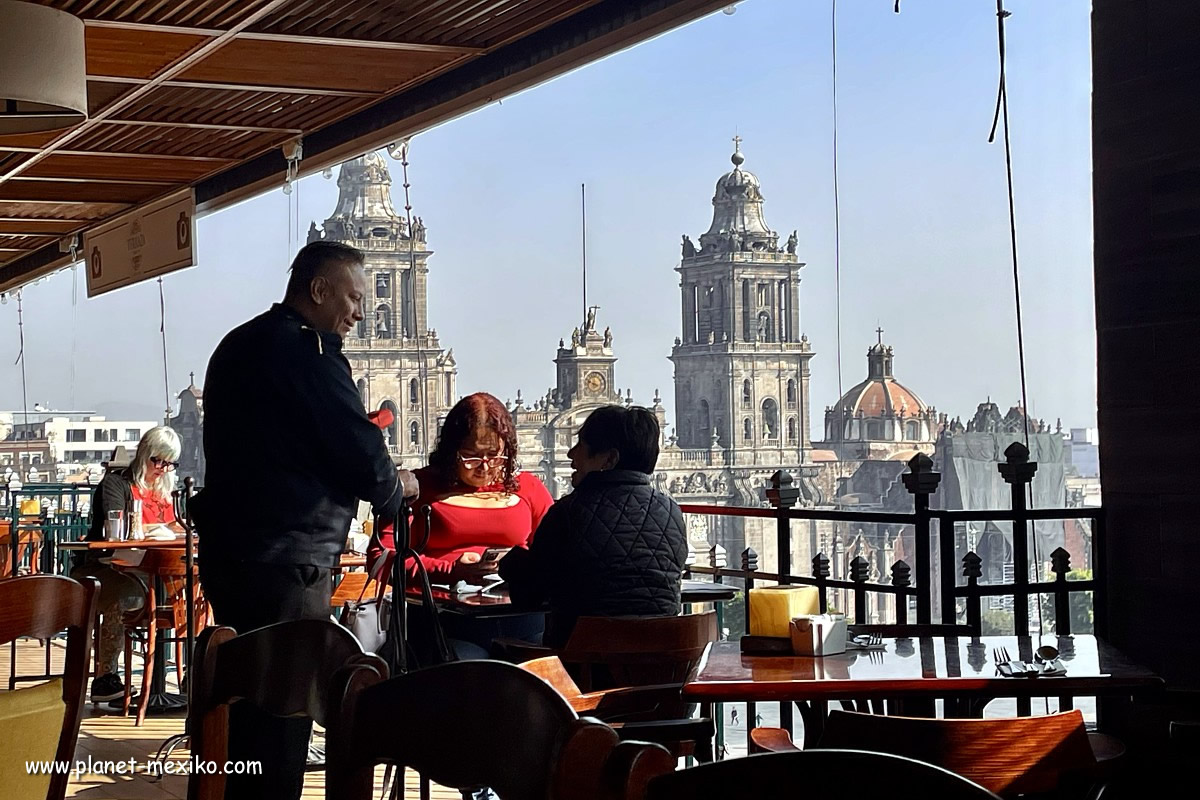 Cafe und Restaurant am Hauptplatz Plaza de la Constitucion