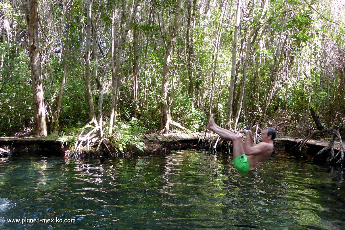 Badespass beim Cenote Elepeten