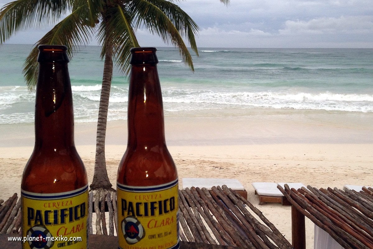Cerveza Pacifico am Strand am mexikanischen Pazifik