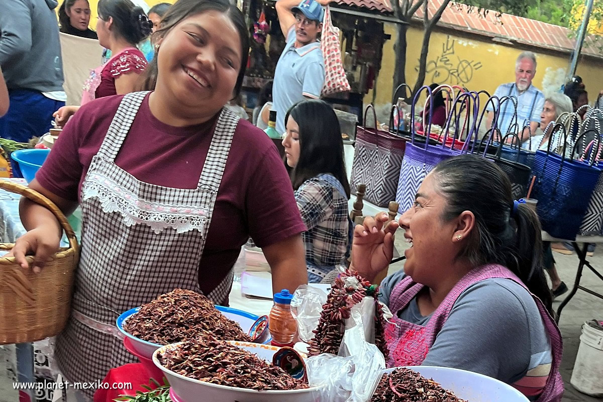 Auf dem Markt an einem Stand mit Chiles