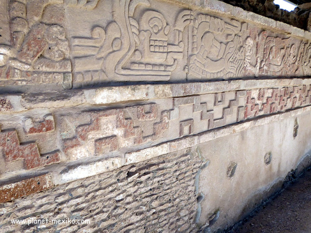 Coatepantli, die Schlangenmauer in Tula