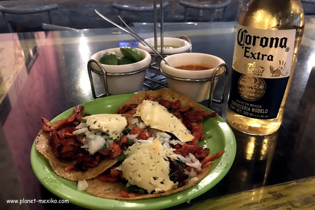 Corona Bier und Tacos essen in Mexiko