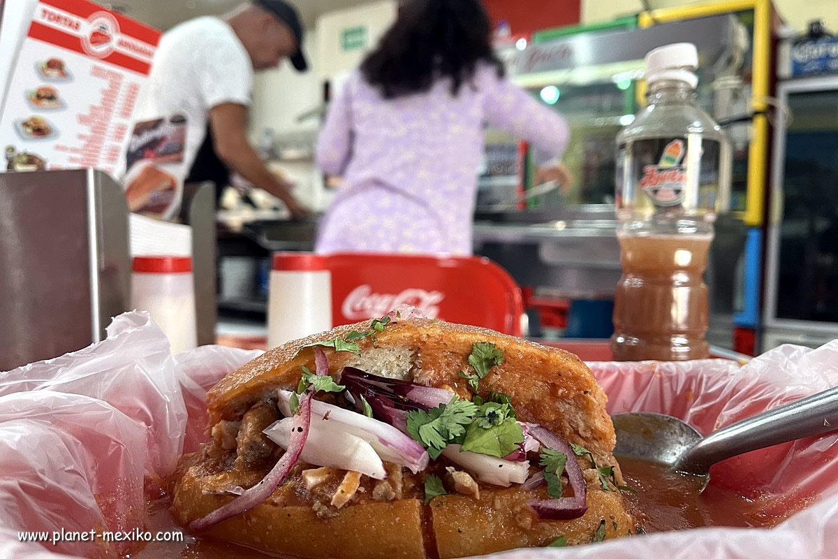 Torta Ahogada essen in Guadalajara