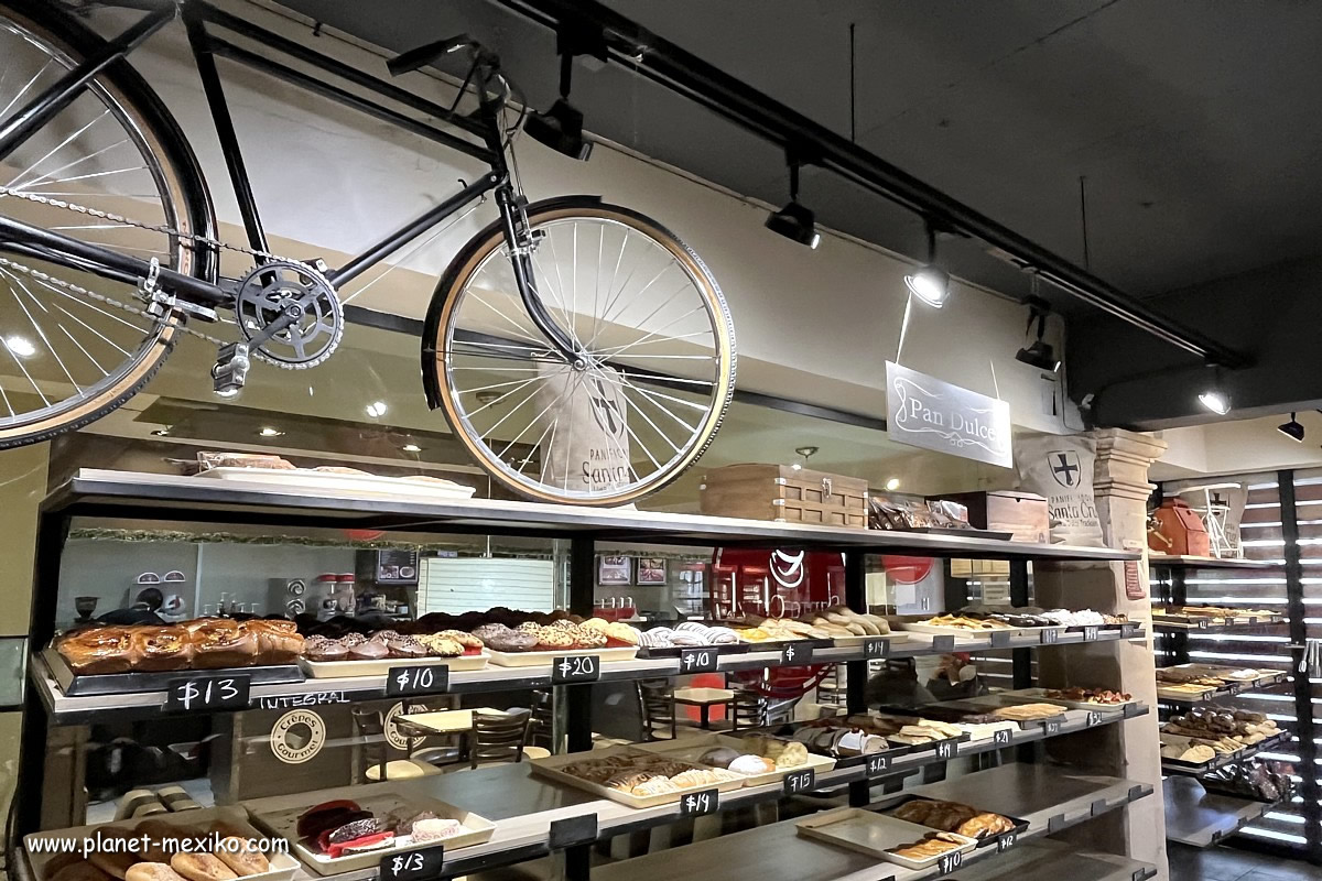 Fahrrad in einer Bäckerei und Café