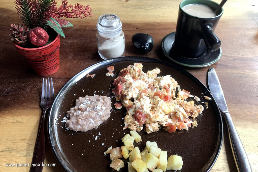 Frijoles, Bohnen und Rührei zum Frühstück