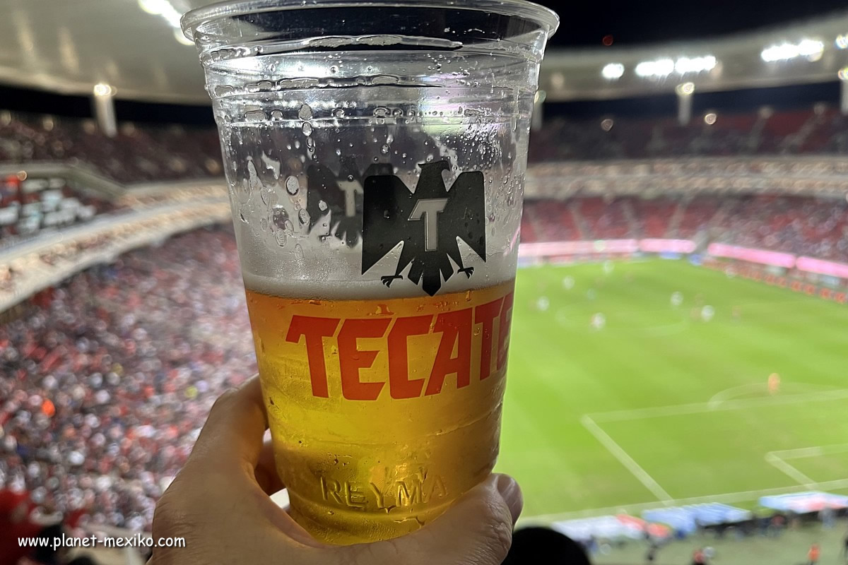 Fussball und Bier von Tecate