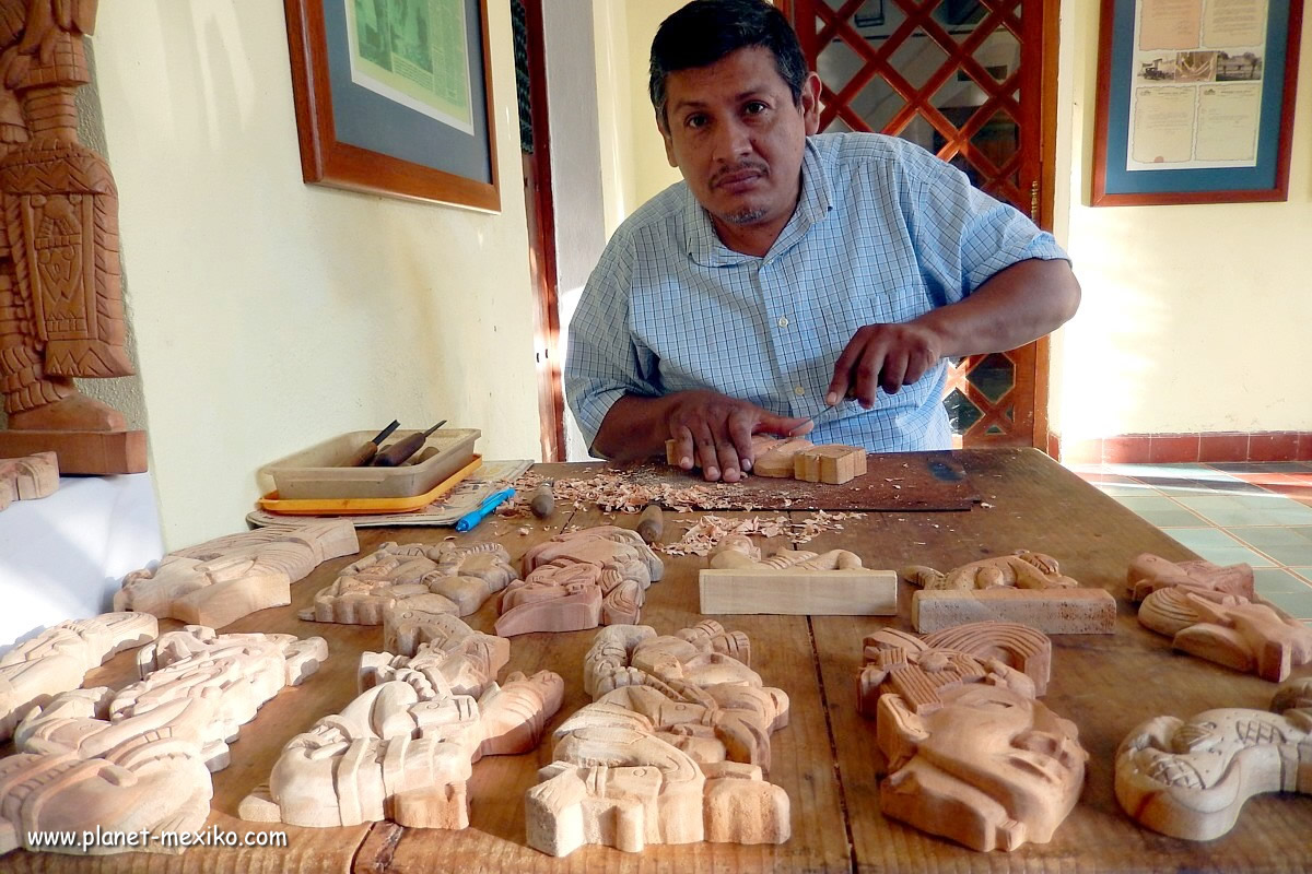 Handwerker mit Holzfiguren