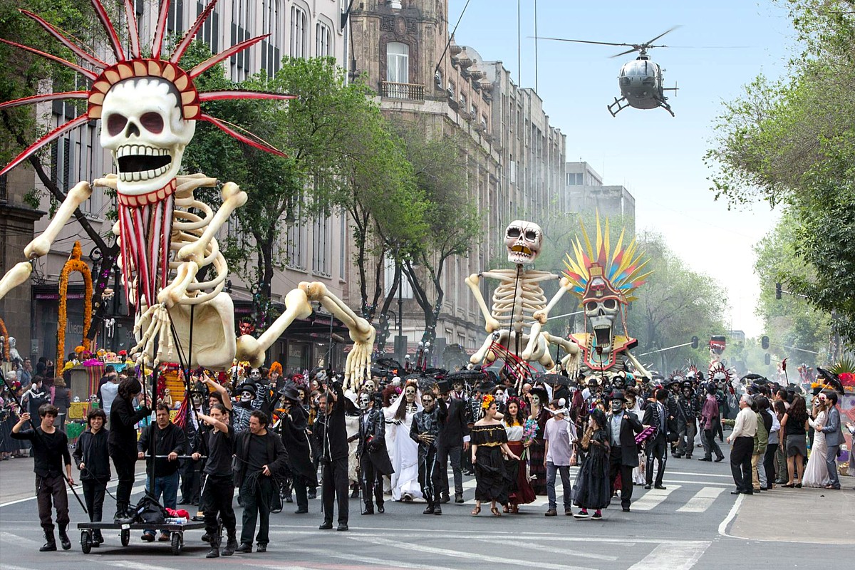 James Bond Film Spectre in Mexiko-Stadt mit Tag der Toten Parade