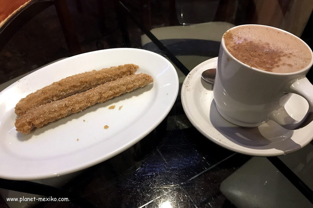 Schokoladengetränk mit Churro
