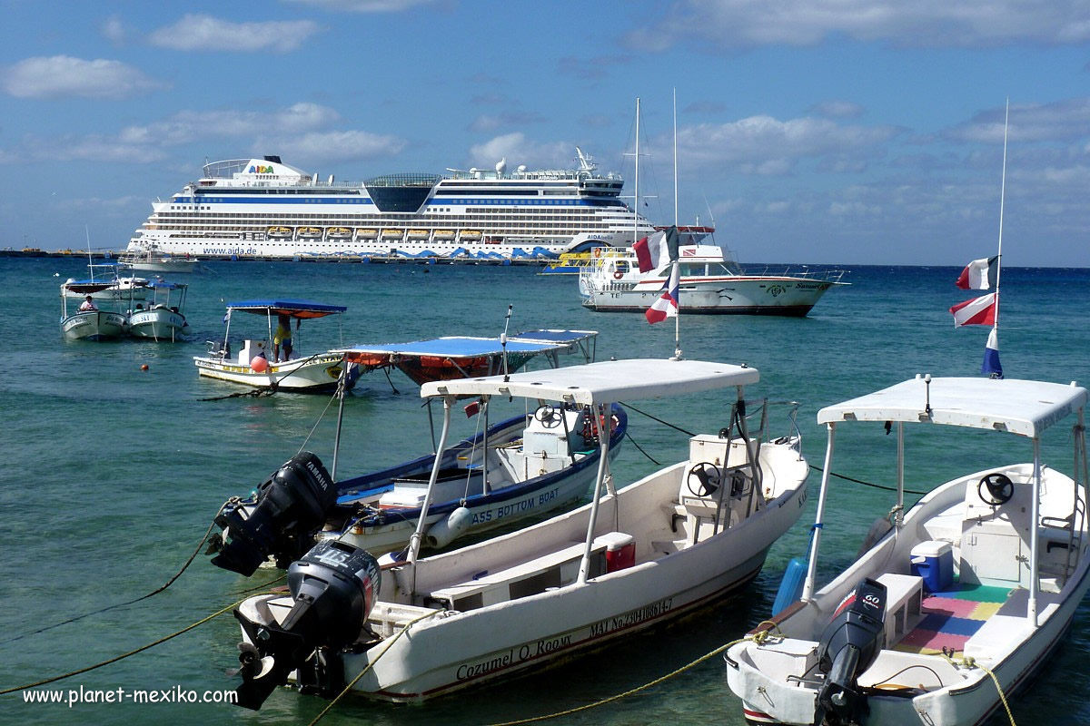 Kreuzfahrtschiff Aida bei der Insel Cozumel