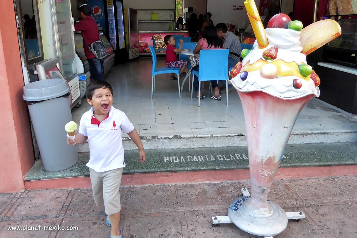 Mexikanisches Kind mit einem Eis