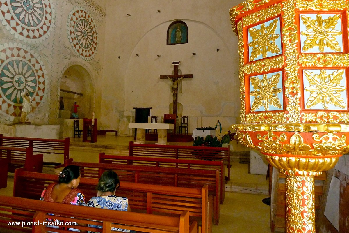 Ostermesse in einer Kirche in Yucatán