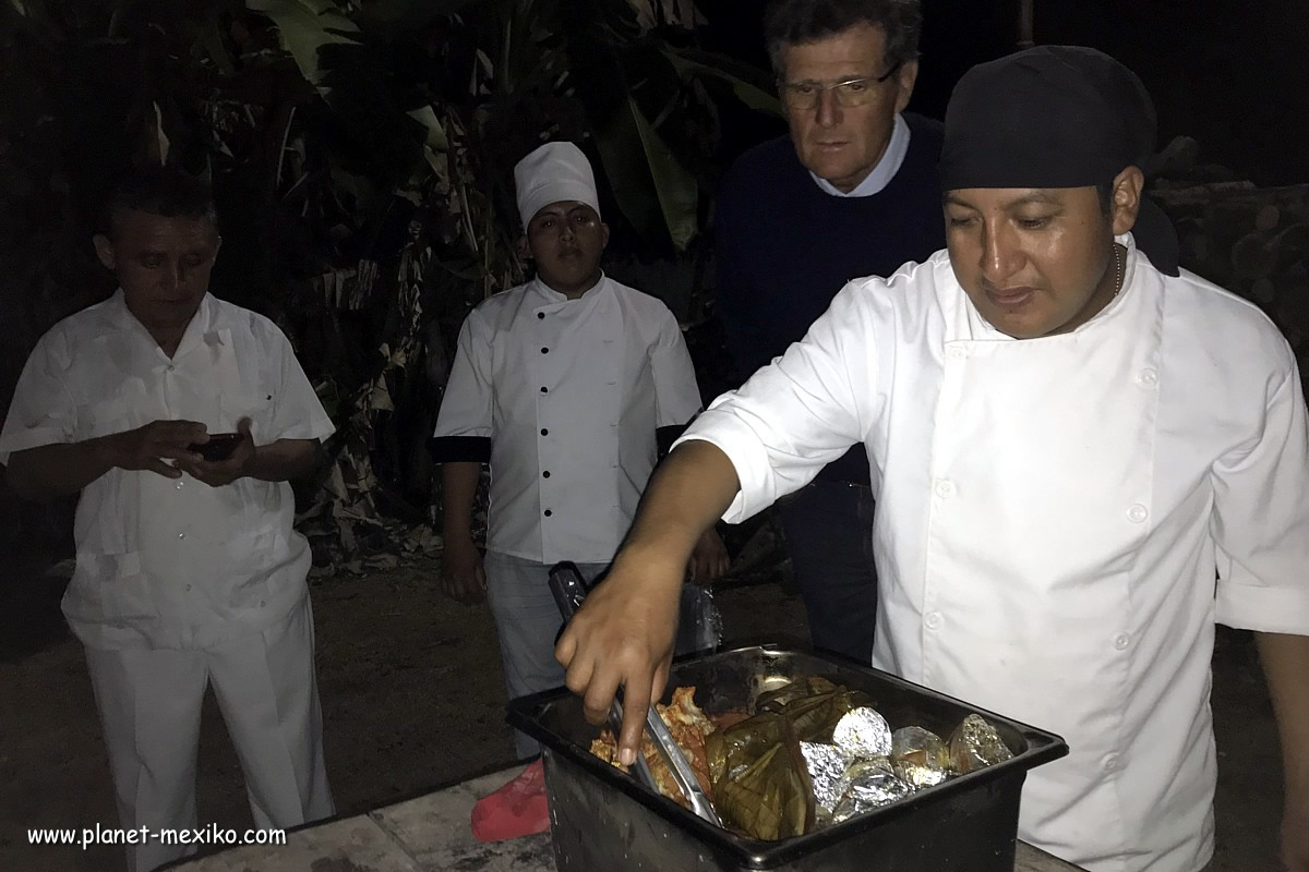 Ein Koch bereitet Spezialität aus Yucatán zu