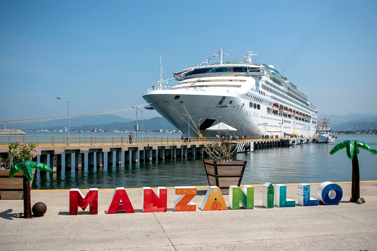 Kreuzfahrtschiff im Hafen von Manzanillo
