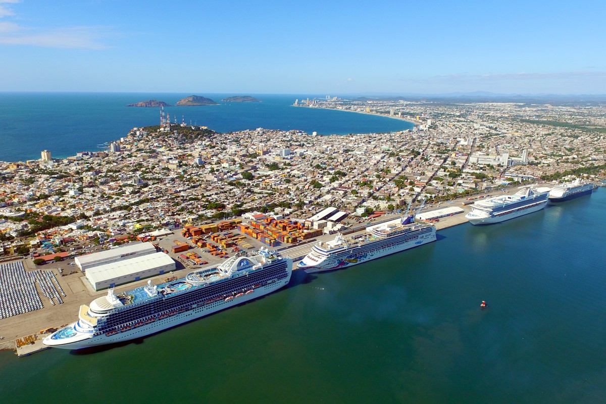 Kreuzfahrtschiffe im Hafen von Mazatlan auf der Pazifik Route