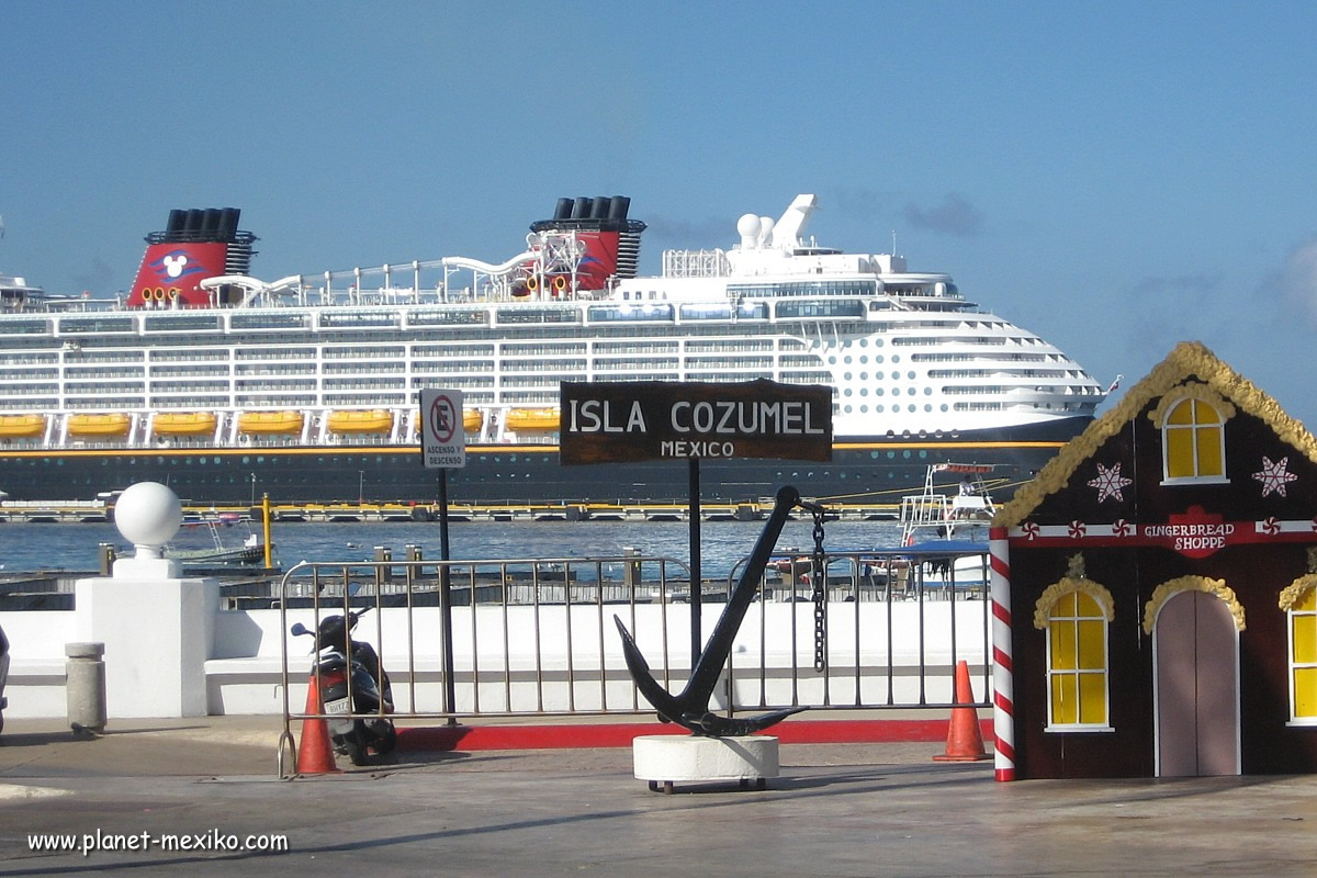 Kreuzfahrtschiff in der Karibik im Hafen der Insel Cozumel