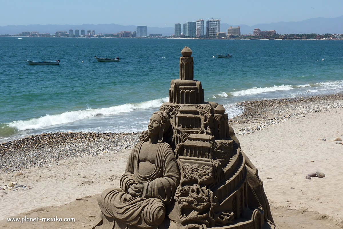 Kunstwerk aus Sand am Strand von Puerto Vallarta