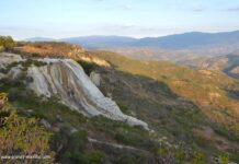 Landschaft und versteinerter Wasserfall Hierve el Agua in Oaxaca