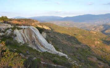 Landschaft und versteinerter Wasserfall Hierve el Agua in Oaxaca