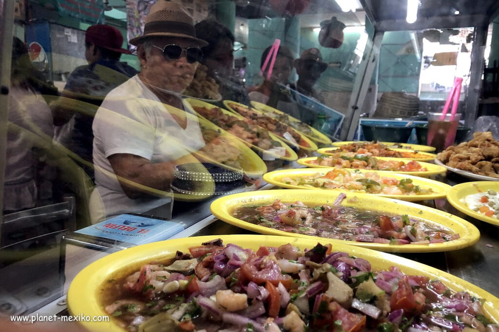 Meeresfrüchte essen auf einem Markt