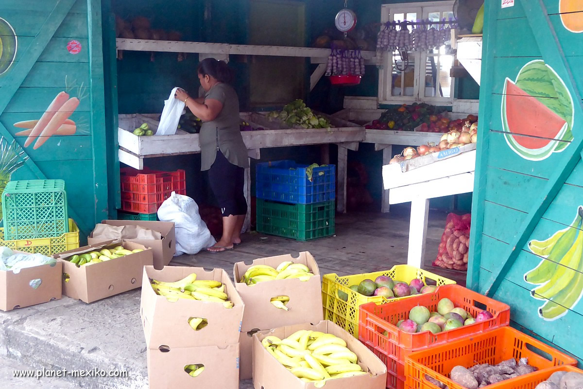 Markt mit frischem Gemüse und Früchte