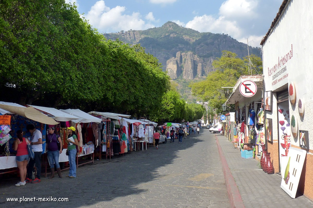 Markt und Gebirge von Tepoztlán