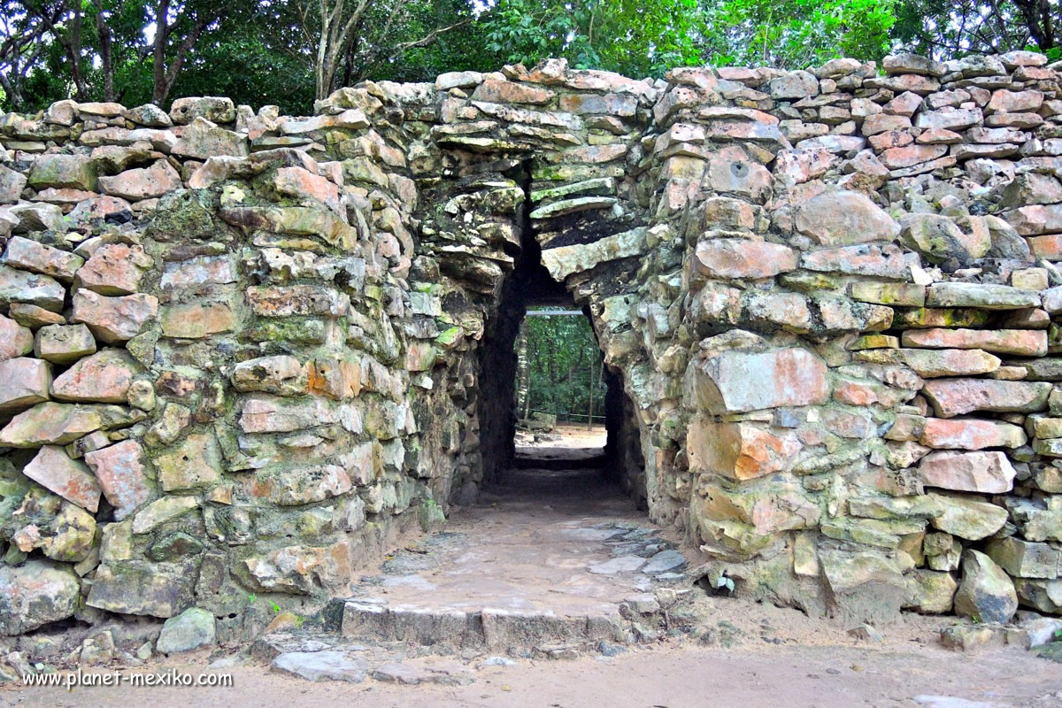 Eingang und Mauer der archäologischen Stätte