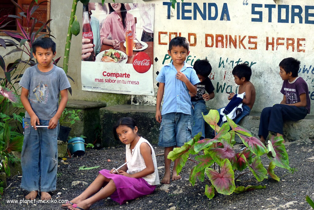 Kinder in einem Dorf der Maya