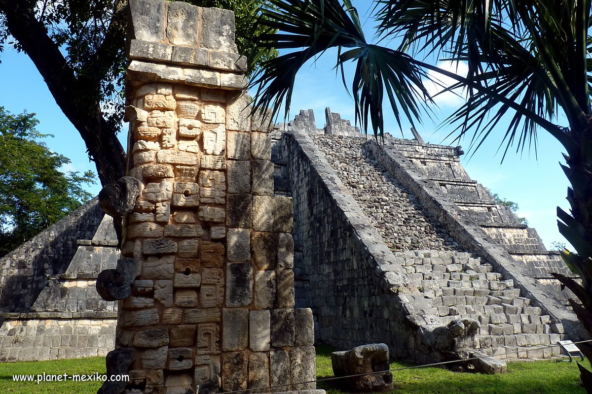 Maya Tempel und Stele von Chichén Itzá
