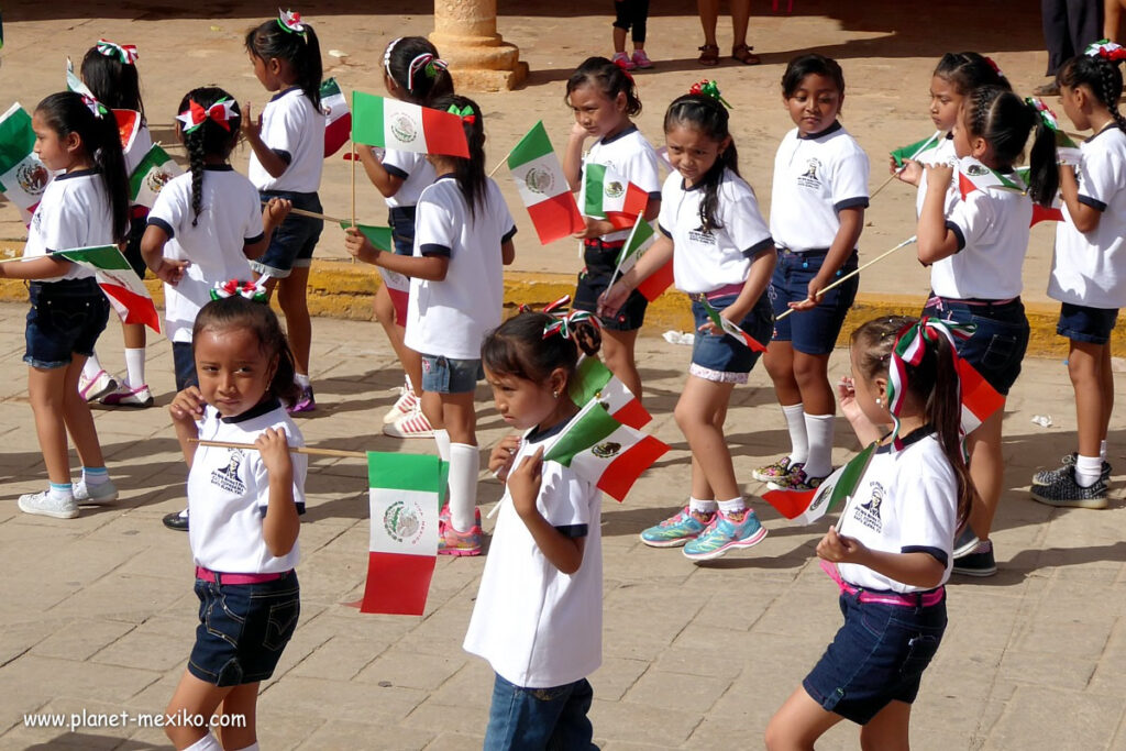 Patriotische Mexikaner bei Nationalhymne