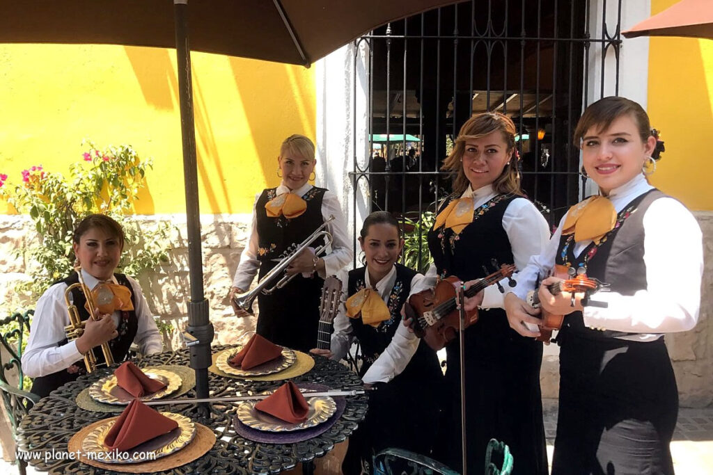 Mexikanerin in Mariachi-Band