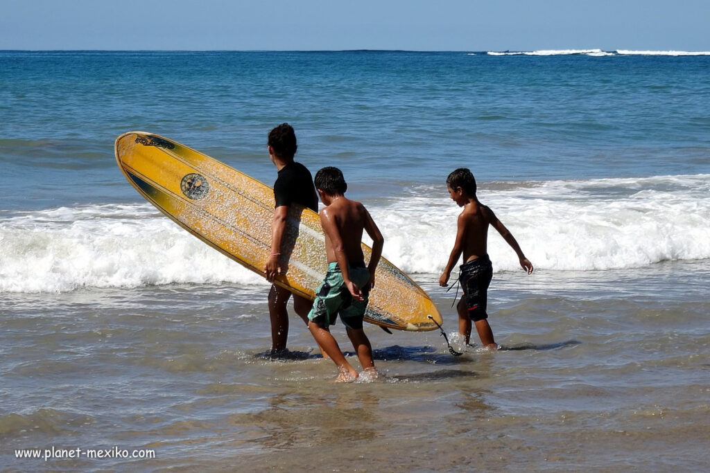 Mexikanische Kinder mit Surfboard