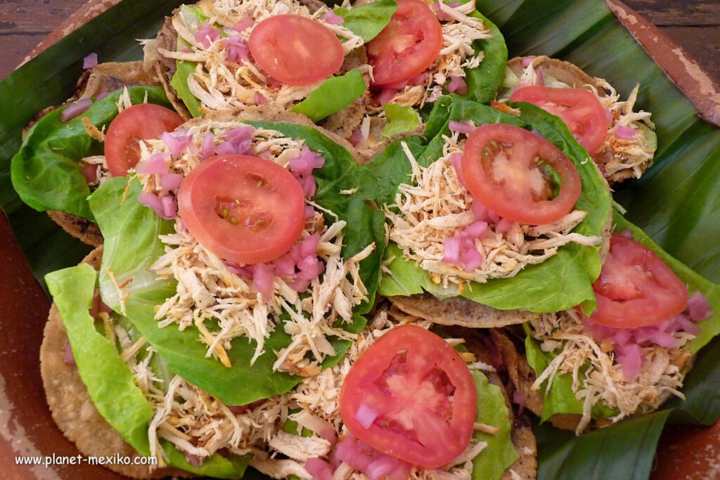 Knusprige Tostadas mit Hühnerfleisch