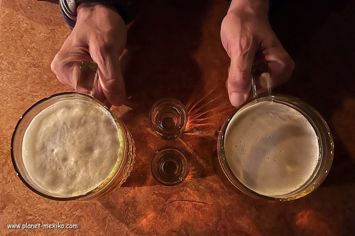 Mexikanisches Bier trinken