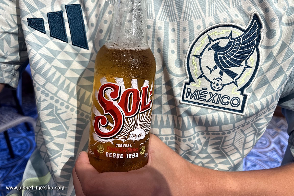Mexikanisches Fussball-Trikot mit Sol-Bier