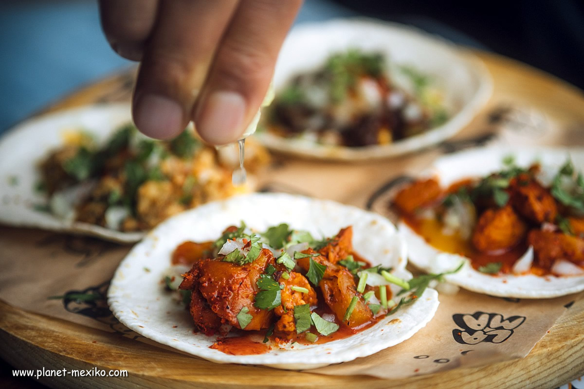 Zubereitung Tacos in mexikanischem Restaurant