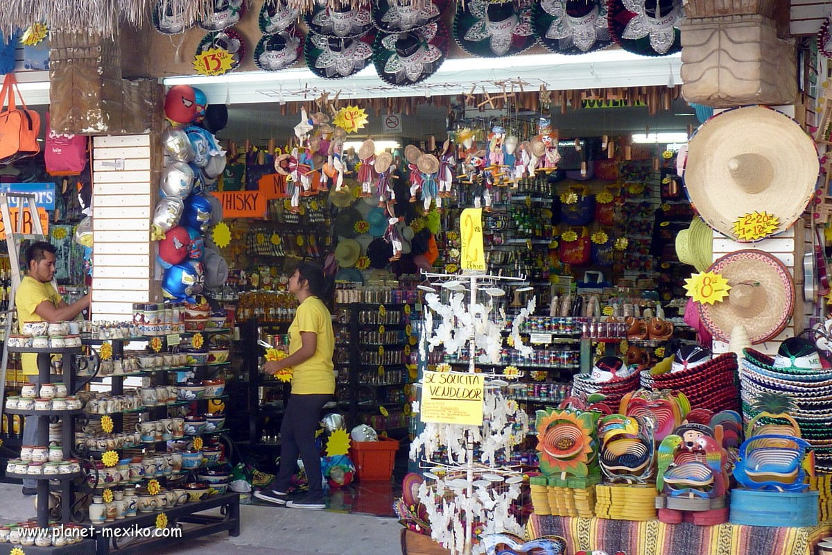 Mitbringel kaufen in einem Souvenir-Shop