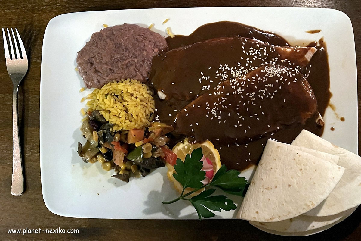 Hähnchenbrustfilet und Mole essen beim Mexikaner