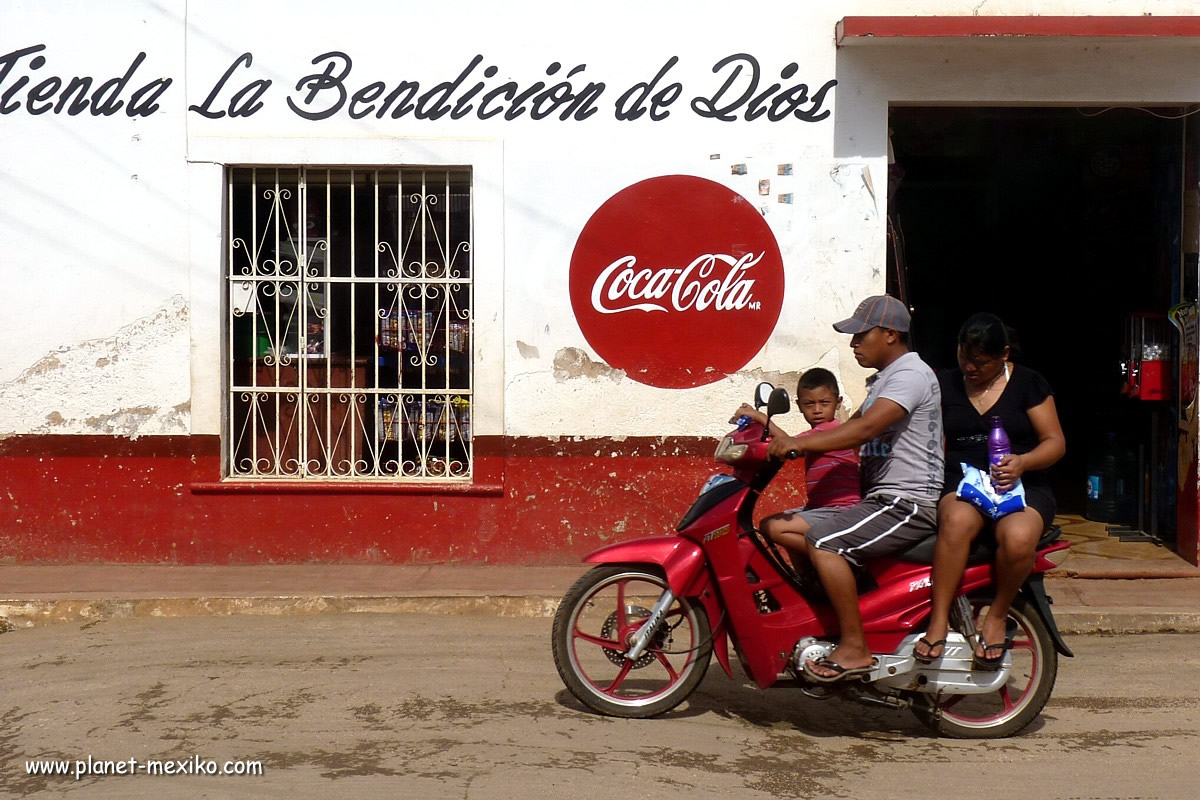 Motorrad vor Coca-Cola Werbung