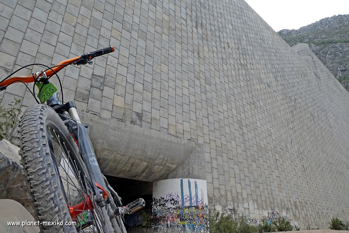 Mountainbike an Staumauer im Huasteca Canyon