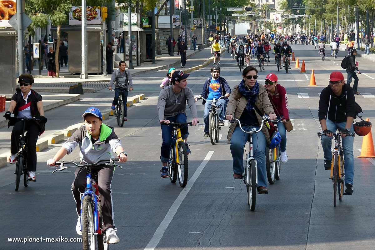 Muevete en Bici mit Fahrrad in verkehrsfreier Stadt